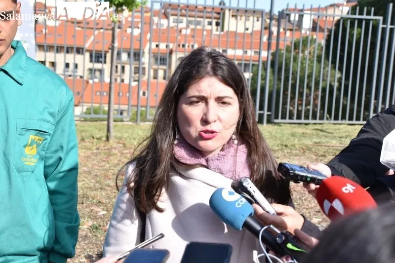 La concejala de Medio Ambiente, Miryam Rodríguez, presenta los ‘hoteles de insectos’, la nueva iniciativa de lucha biológica contra plagas del proyecto LIFE Vía de la Plata. Foto de Vanesa Martins