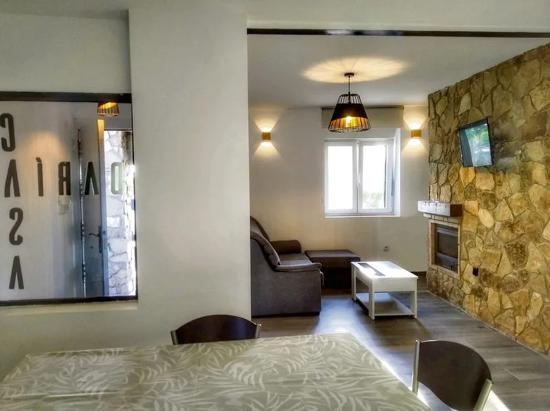 Casa Daría tiene una capacidad para cuatro personas, cuenta con dos habitaciones, salón, cocina y dos cuartos de baño