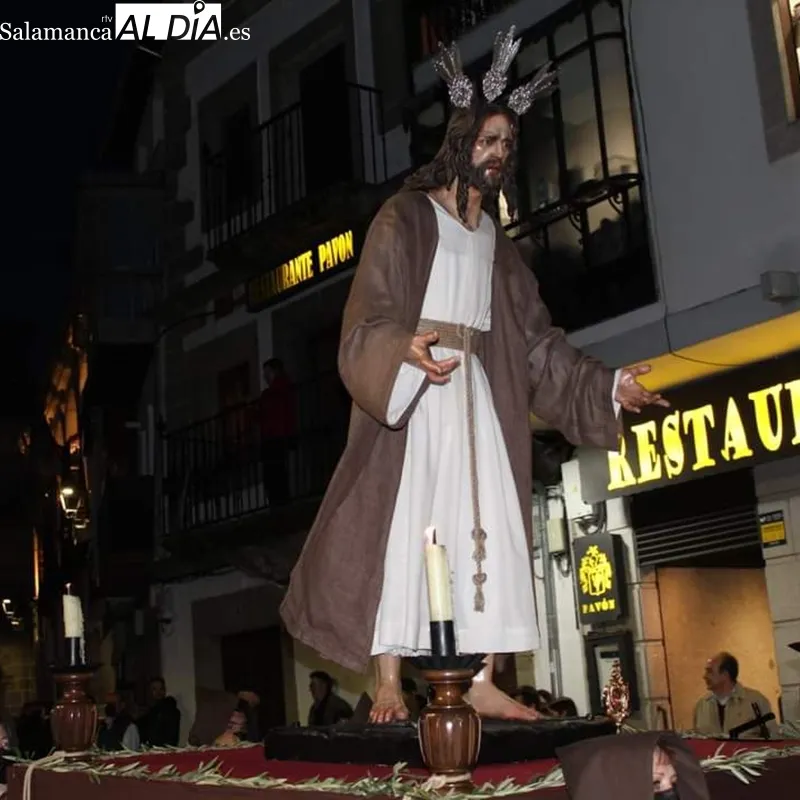 Foto 5 - La imagen titular de la Ser&aacute;fica Hermandad conoci&oacute; a su ciudad