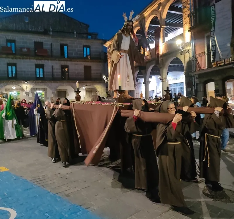 Foto 4 - La imagen titular de la Ser&aacute;fica Hermandad conoci&oacute; a su ciudad