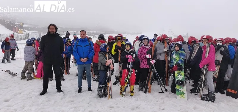 Jóvenes cacereños realizan su ‘bautismo blanco’ en la Covatilla