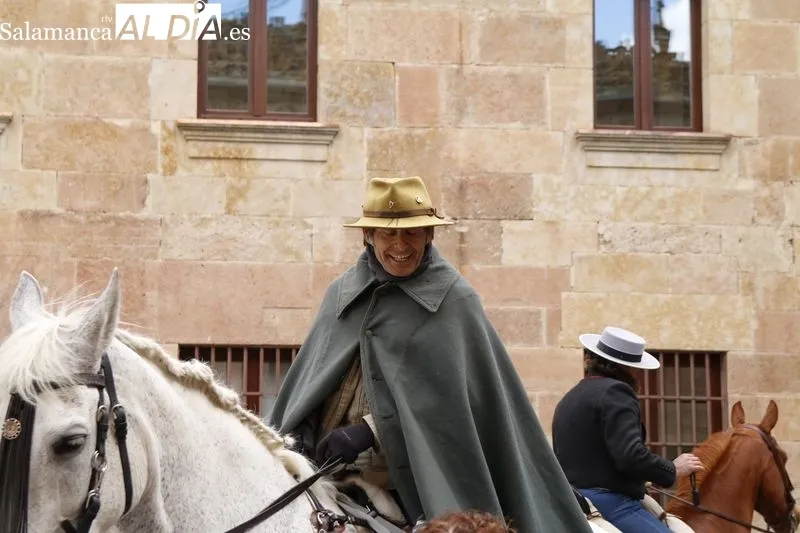 Llegada a Salamanca de la Ruta Ecuestre Nebrisense, con tres jinetes que emulan el recorrido que llevó a cabo Elio Antonio de Nebrija. Foto David Sañudo