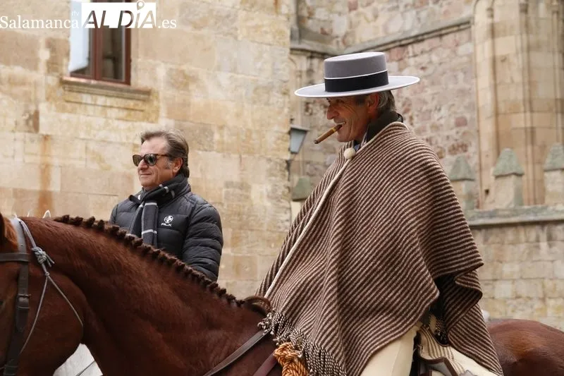 Llegada a Salamanca de la Ruta Ecuestre Nebrisense, con tres jinetes que emulan el recorrido que llevó a cabo Elio Antonio de Nebrija. Foto David Sañudo