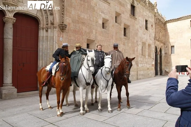 Llegada a Salamanca de la Ruta Ecuestre Nebrisense, con tres jinetes que emulan el recorrido que llevó a cabo Elio Antonio de Nebrija. Foto David Sañudo