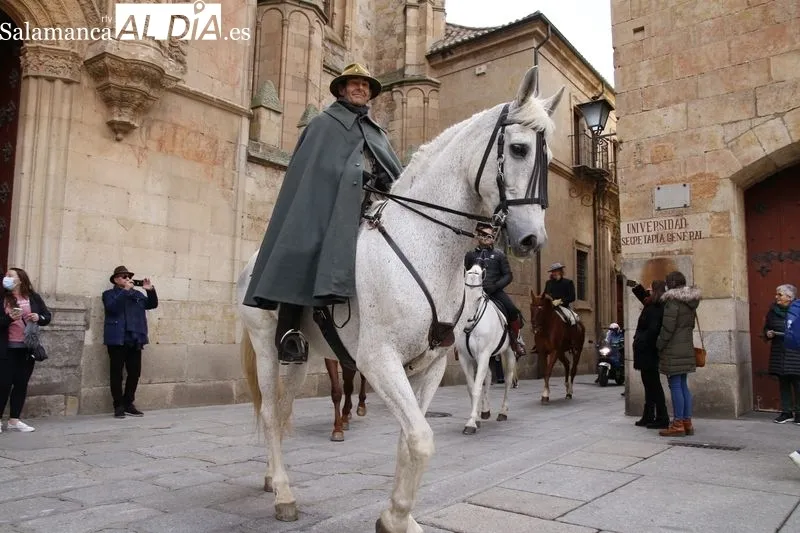 Llegada a Salamanca de la Ruta Ecuestre Nebrisense, con tres jinetes que emulan el recorrido que llevó a cabo Elio Antonio de Nebrija. Foto David Sañudo