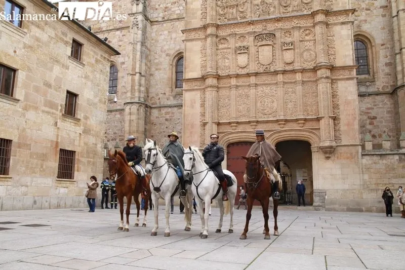 Llegada a Salamanca de la Ruta Ecuestre Nebrisense, con tres jinetes que emulan el recorrido que llevó a cabo Elio Antonio de Nebrija. Foto David Sañudo