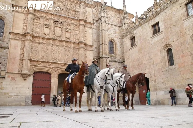 Llegada a Salamanca de la Ruta Ecuestre Nebrisense, con tres jinetes que emulan el recorrido que llevó a cabo Elio Antonio de Nebrija. Foto David Sañudo