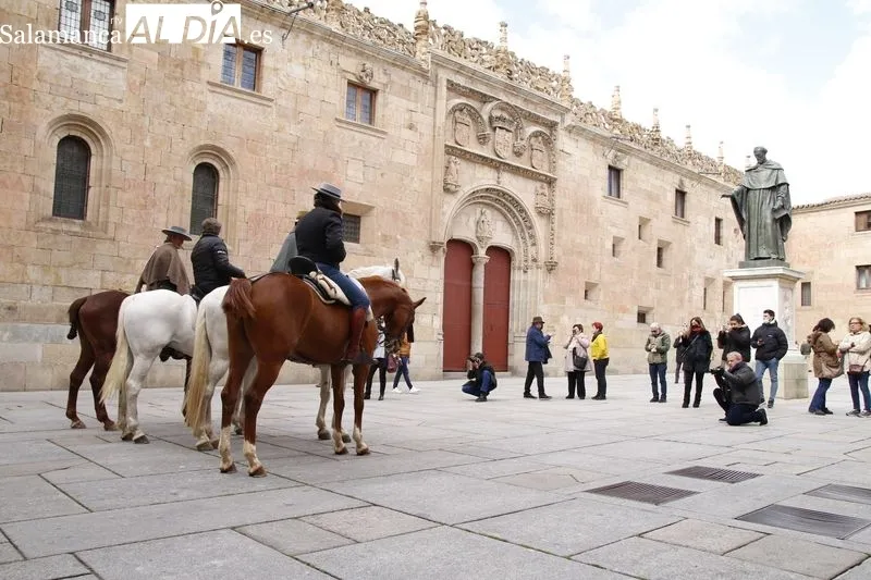 Llegada a Salamanca de la Ruta Ecuestre Nebrisense, con tres jinetes que emulan el recorrido que llevó a cabo Elio Antonio de Nebrija. Foto David Sañudo