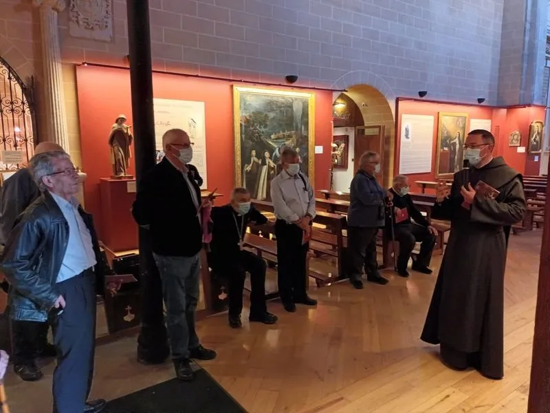 Foto 4 - El obispo de Salamanca y Ciudad Rodrigo visita la muestra 'Teresa de Jes&uacute;s: Mujer, Santa, Doctora'