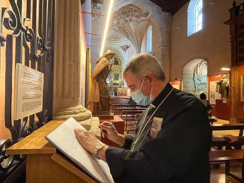 Foto 2 - El obispo de Salamanca y Ciudad Rodrigo visita la muestra 'Teresa de Jes&uacute;s: Mujer, Santa, Doctora'