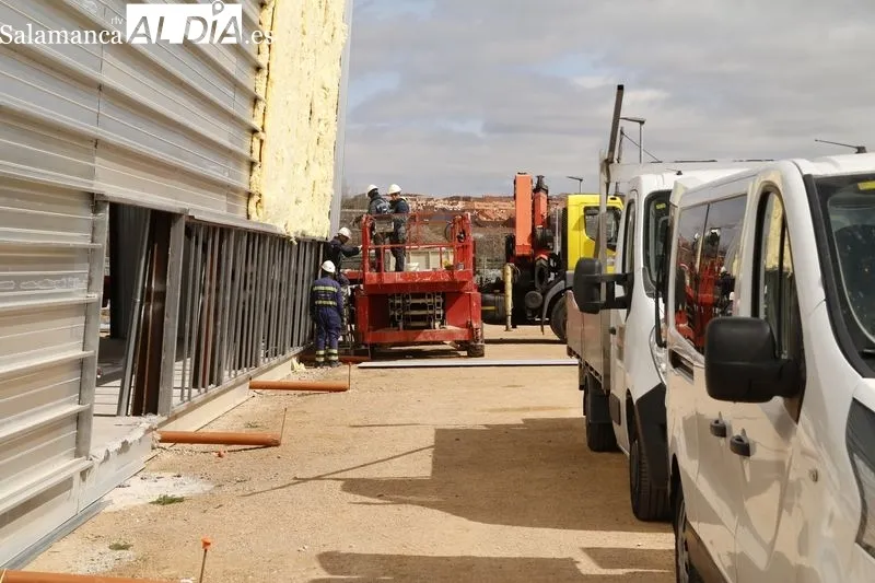 El alcalde de Salamanca, Carlos García Carbayo, visita las obras de desdoblamiento de la Avenida del Padre Ignacio Ellacuría y las obras de construcción de la Lonja de los Huertos Urbanos. Foto de David Sañudo