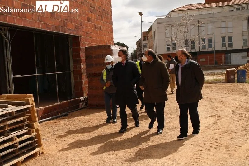El alcalde de Salamanca, Carlos García Carbayo, visita las obras de desdoblamiento de la Avenida del Padre Ignacio Ellacuría y las obras de construcción de la Lonja de los Huertos Urbanos. Foto de David Sañudo