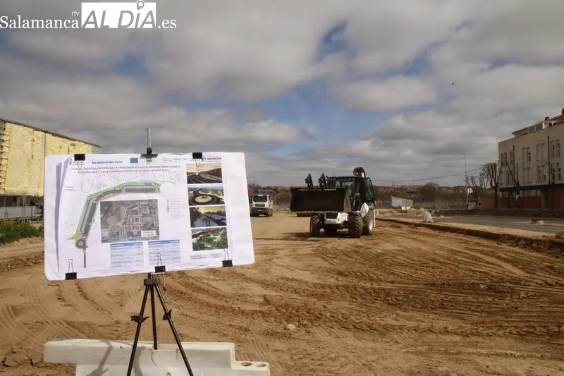 El alcalde de Salamanca, Carlos García Carbayo, visita las obras de desdoblamiento de la Avenida del Padre Ignacio Ellacuría y las obras de construcción de la Lonja de los Huertos Urbanos. Foto de David Sañudo