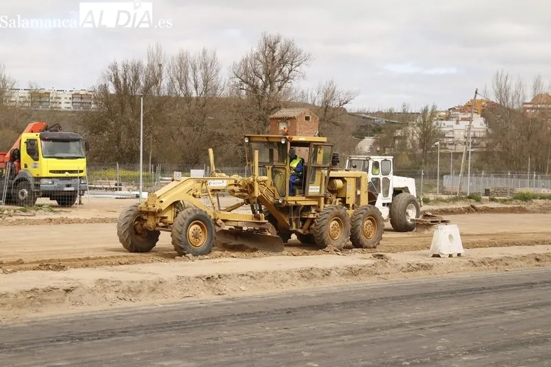 El alcalde de Salamanca, Carlos García Carbayo, visita las obras de desdoblamiento de la Avenida del Padre Ignacio Ellacuría y las obras de construcción de la Lonja de los Huertos Urbanos. Foto de David Sañudo