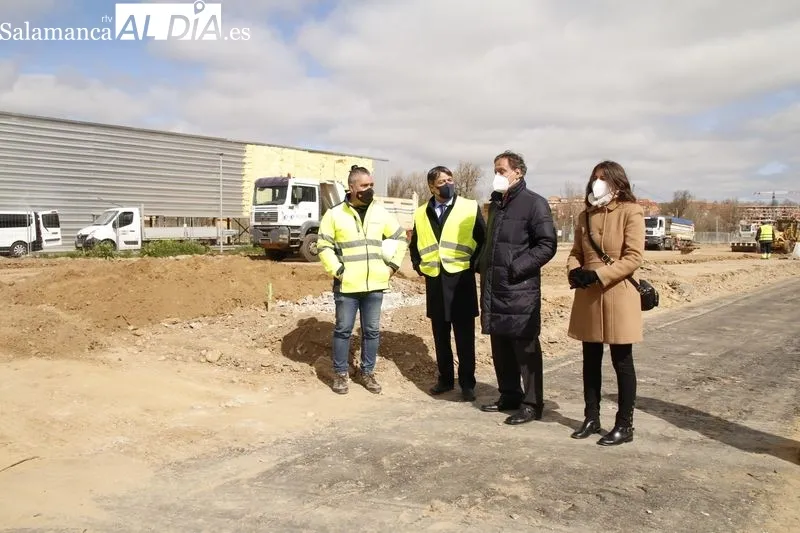 El alcalde de Salamanca, Carlos García Carbayo, visita las obras de desdoblamiento de la Avenida del Padre Ignacio Ellacuría y las obras de construcción de la Lonja de los Huertos Urbanos. Foto de David Sañudo