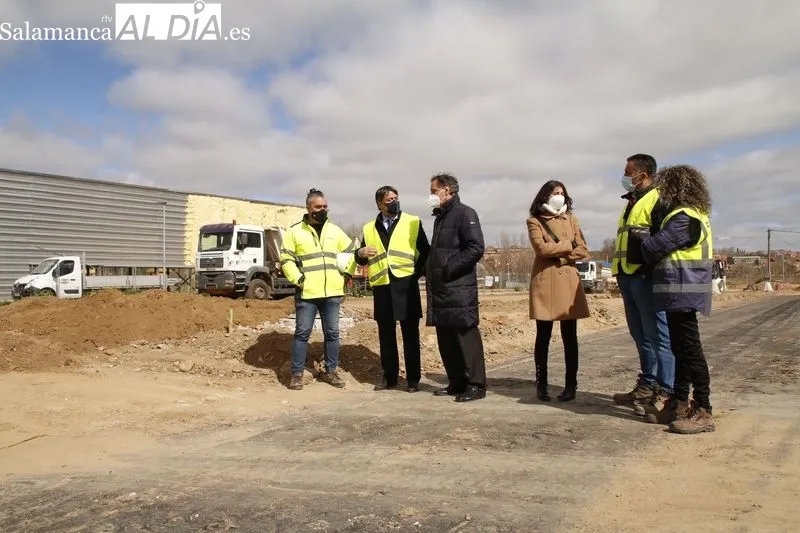 El alcalde de Salamanca, Carlos García Carbayo, visita las obras de desdoblamiento de la Avenida del Padre Ignacio Ellacuría y las obras de construcción de la Lonja de los Huertos Urbanos. Foto de David Sañudo