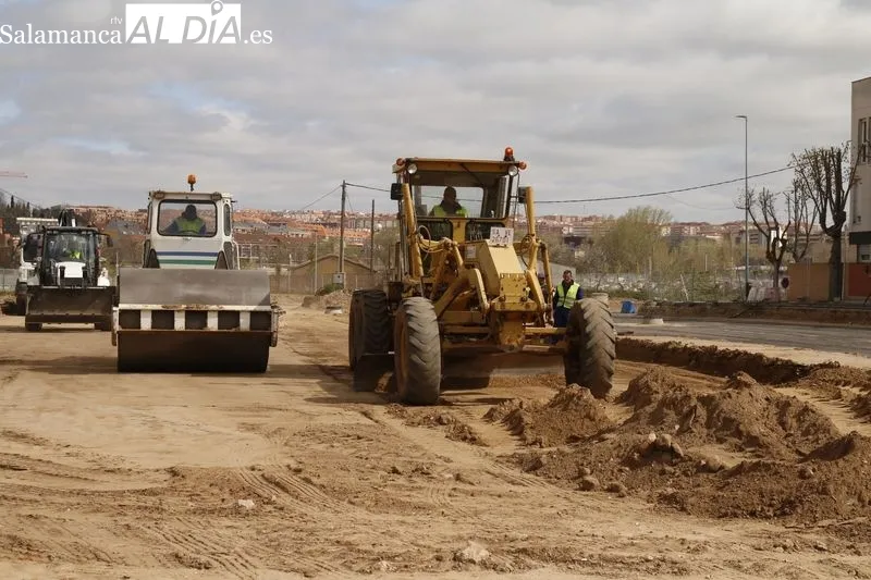 El alcalde de Salamanca, Carlos García Carbayo, visita las obras de desdoblamiento de la Avenida del Padre Ignacio Ellacuría y las obras de construcción de la Lonja de los Huertos Urbanos. Foto de David Sañudo