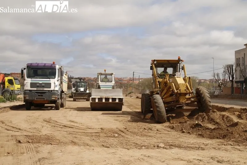 El alcalde de Salamanca, Carlos García Carbayo, visita las obras de desdoblamiento de la Avenida del Padre Ignacio Ellacuría y las obras de construcción de la Lonja de los Huertos Urbanos. Foto de David Sañudo