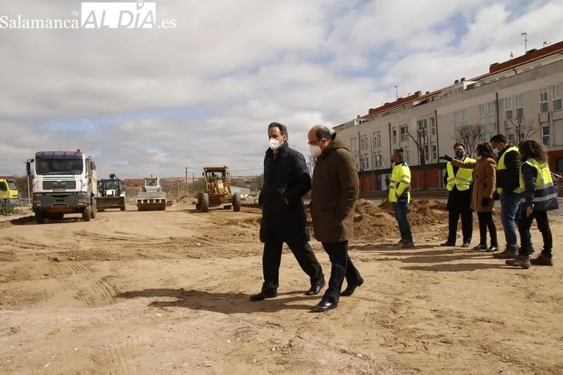 El alcalde de Salamanca, Carlos García Carbayo, visita las obras de desdoblamiento de la Avenida del Padre Ignacio Ellacuría y las obras de construcción de la Lonja de los Huertos Urbanos. Foto de David Sañudo