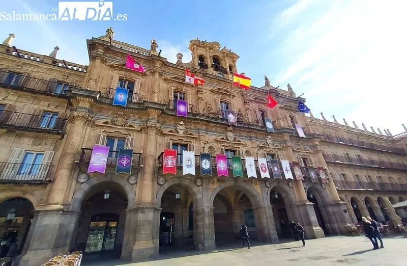 Reposteros de las cofradías salmantinas en la fachada del Ayuntamiento de Salamanca. Foto de David Sañudo