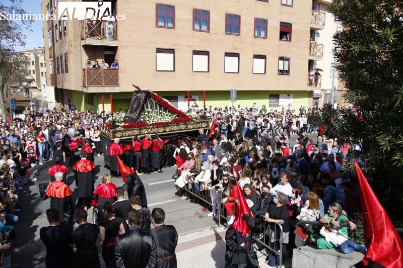 Procesión de la Hermandad del Silencio en el barrio de Pizarrales en Salamanca