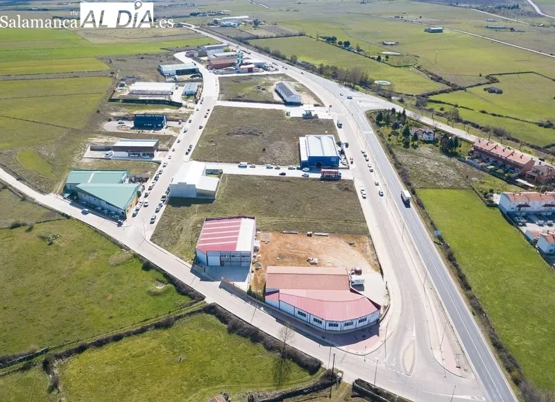 Polígono industrial situado sobre sobre la CL-517 en Vitigudino