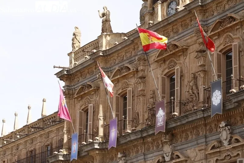 Reposteros de las cofradías salmantinas en la fachada del Ayuntamiento de Salamanca. Foto de David Sañudo
