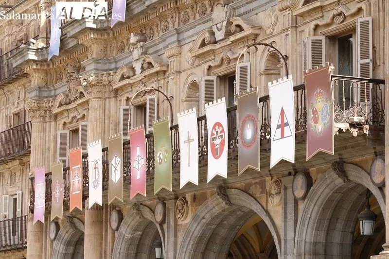 Reposteros de las cofradías salmantinas en la fachada del Ayuntamiento de Salamanca. Foto de David Sañudo