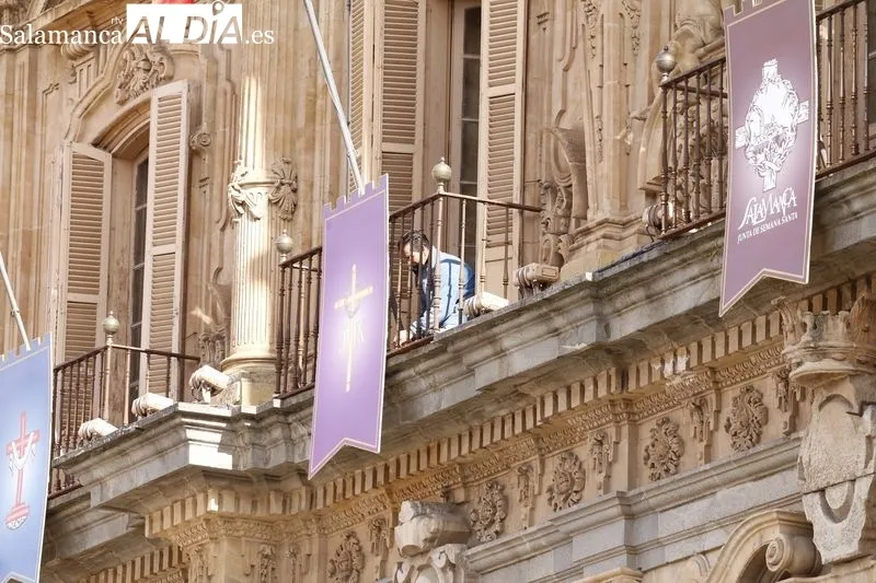 Reposteros de las cofradías salmantinas en la fachada del Ayuntamiento de Salamanca. Foto de David Sañudo