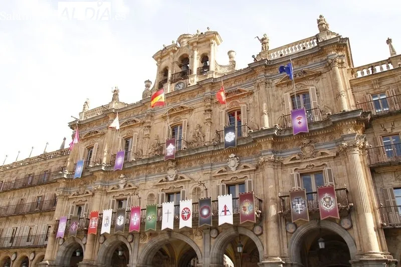 Reposteros de las cofradías salmantinas en la fachada del Ayuntamiento de Salamanca. Foto de David Sañudo