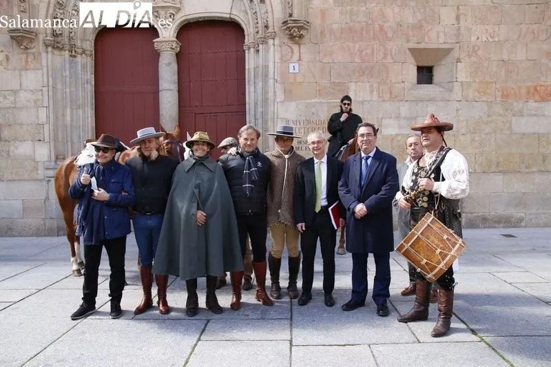 Llegada a Salamanca de la Ruta Ecuestre Nebrisense, con tres jinetes que emulan el recorrido que llevó a cabo Elio Antonio de Nebrija. Foto David Sañudo