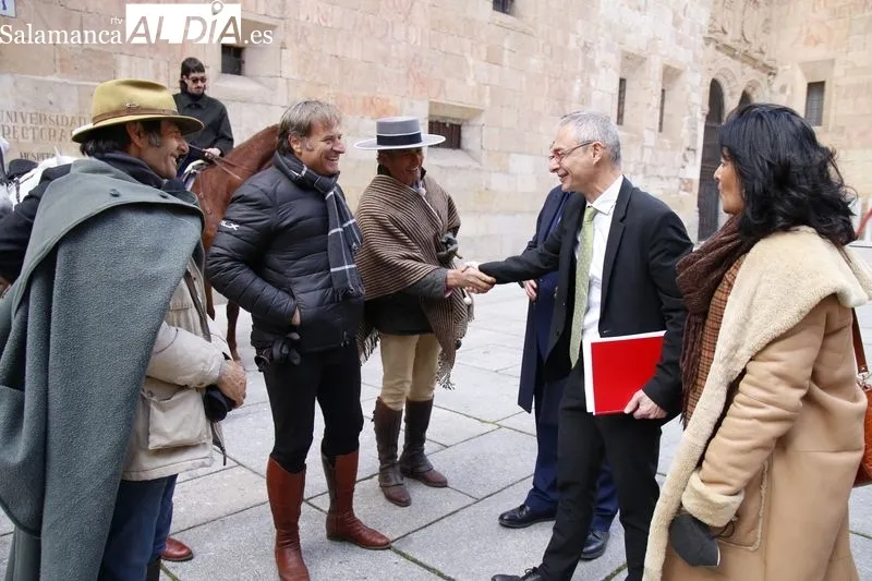 Llegada a Salamanca de la Ruta Ecuestre Nebrisense, con tres jinetes que emulan el recorrido que llevó a cabo Elio Antonio de Nebrija. Foto David Sañudo