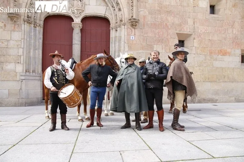 Llegada a Salamanca de la Ruta Ecuestre Nebrisense, con tres jinetes que emulan el recorrido que llevó a cabo Elio Antonio de Nebrija. Foto David Sañudo
