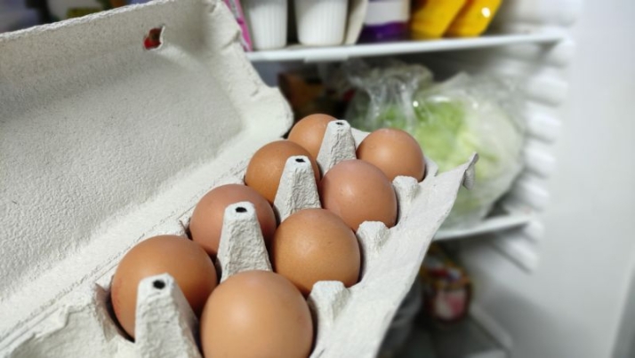 ¿Guardas los huevos en la nevera pero los compras en el estante del supermercado? ¿Dónde hay que conservarlos realmente?