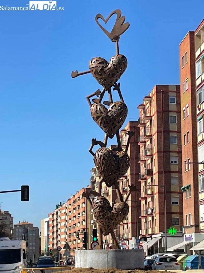 Salamanca homenajea al voluntariado con una gran escultura de Coral Corona