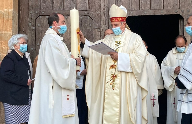 Foto 6 - José Luis Retana preside la Vigilia Pascual en la Catedral dentro de su ir y venir desde Salamanca