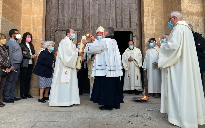 Jos&eacute; Luis Retana preside la Vigilia Pascual en la Catedral dentro de su ir y venir desde Salamanca