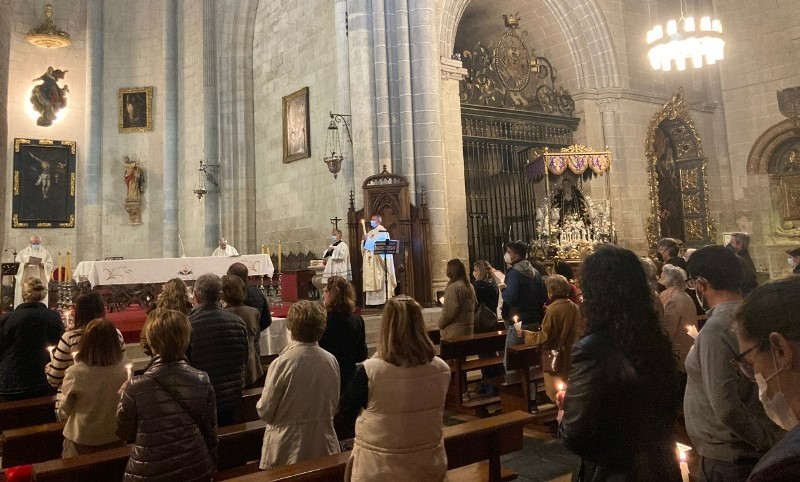 Foto 4 - José Luis Retana preside la Vigilia Pascual en la Catedral dentro de su ir y venir desde Salamanca