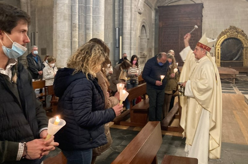 Foto 2 - José Luis Retana preside la Vigilia Pascual en la Catedral dentro de su ir y venir desde Salamanca