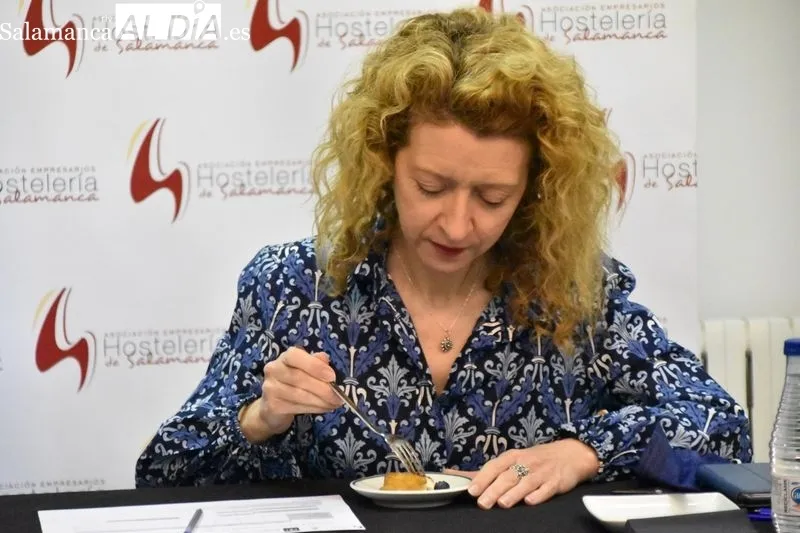 Presentación de las creaciones de los participantes en el V Concurso de Torrijas de Salamanca