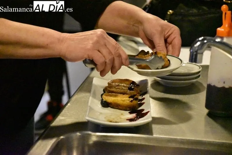 Presentación de las creaciones de los participantes en el V Concurso de Torrijas de Salamanca