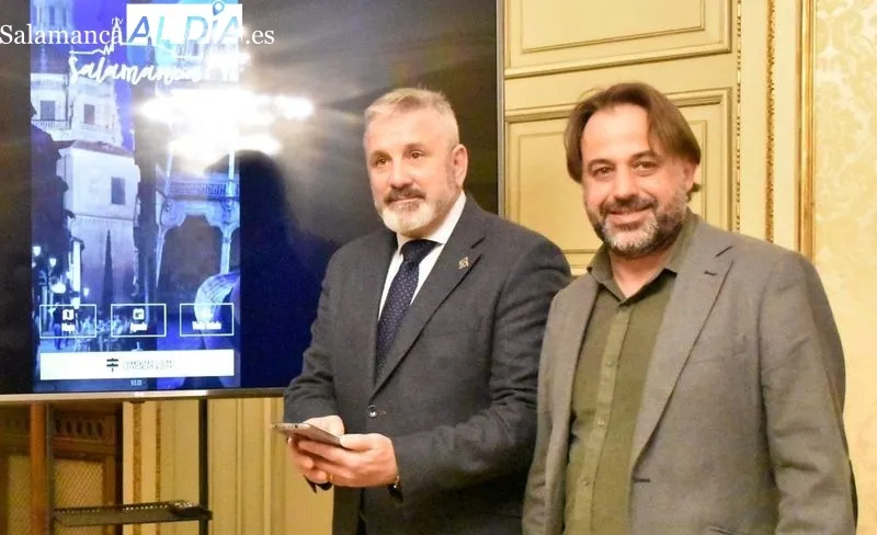 Presentación de esta iniciativa turística en el Ayuntamiento con el presidente de la Junta de la Semana Santa, Francisco Hernández, y el concejal de Turismo, Fernando Castaño. Foto Vanesa Martins