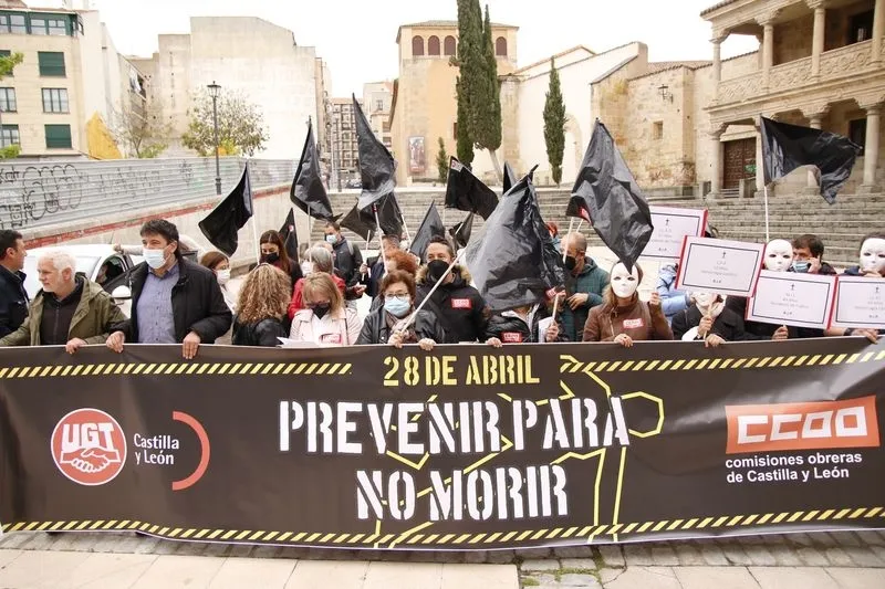 Concentración de CCOO y UGT frente a la sede de la patronal salmantina, en la plaza de San Román, para conmemorar el Día Mundial de la Seguridad y la Salud en el Trabajo. Foto de David Sañudo