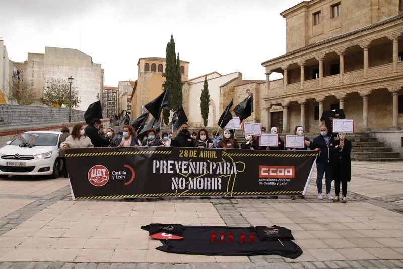 Concentración de CCOO y UGT frente a la sede de la patronal salmantina, en la plaza de San Román, para conmemorar el Día Mundial de la Seguridad y la Salud en el Trabajo. Foto de David Sañudo