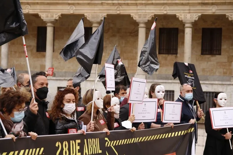 Concentración de CCOO y UGT frente a la sede de la patronal salmantina, en la plaza de San Román, para conmemorar el Día Mundial de la Seguridad y la Salud en el Trabajo. Foto de David Sañudo