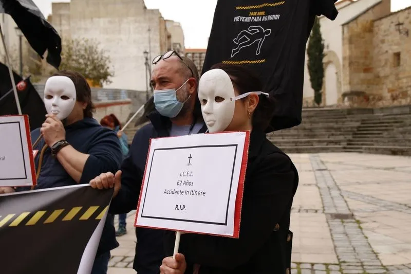 Concentración de CCOO y UGT frente a la sede de la patronal salmantina, en la plaza de San Román, para conmemorar el Día Mundial de la Seguridad y la Salud en el Trabajo. Foto de David Sañudo