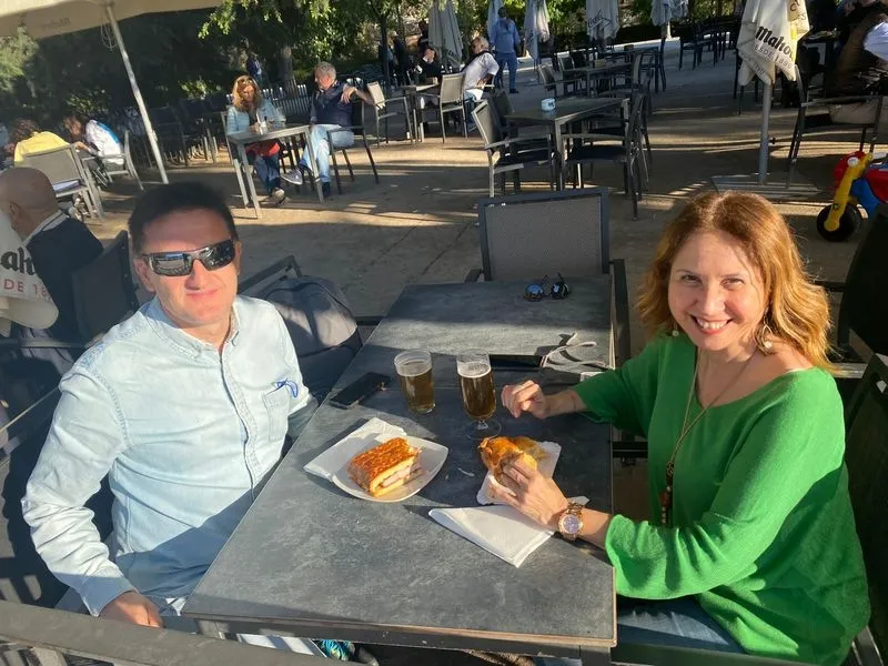 Foto 2 - Los salmantinos que disfrutaron el Lunes de Aguas en el Retiro de Madrid