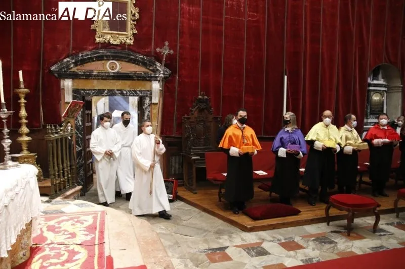 La USAL celebra misa de la Cena del Señor en latín | Fotos: David Sañudo
