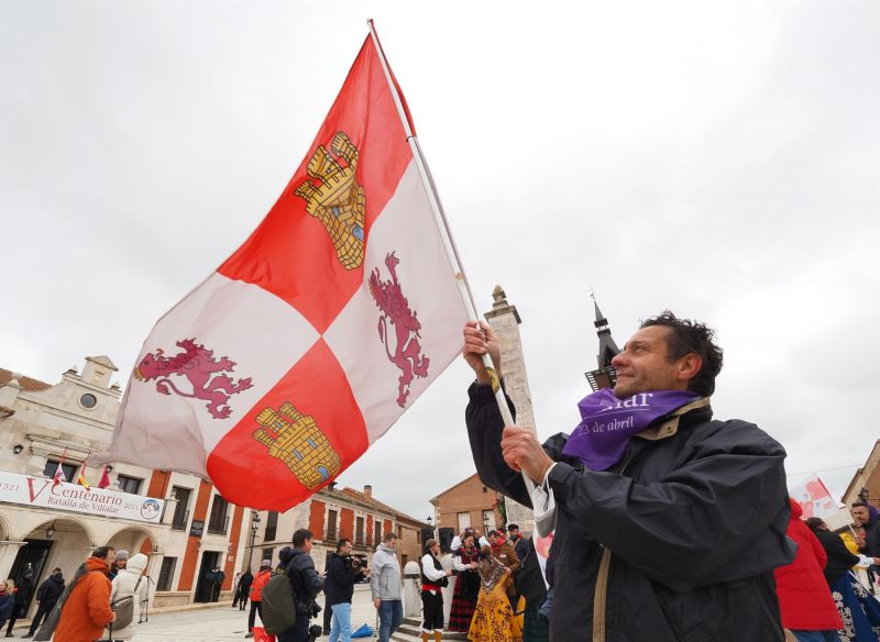 Un hombre ondea una bandera de Castilla y León en la Plaza Mayor de Villalar de los Comuneros. - CLAUDIA ALBA/EUROPA PRESS