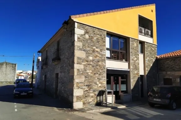 Restaurante El Rollo de Vilvestre, establecimiento en el que fueron expedidos por máquina dos dos décimos del 41.802, primer premio de la lotería del sábado    